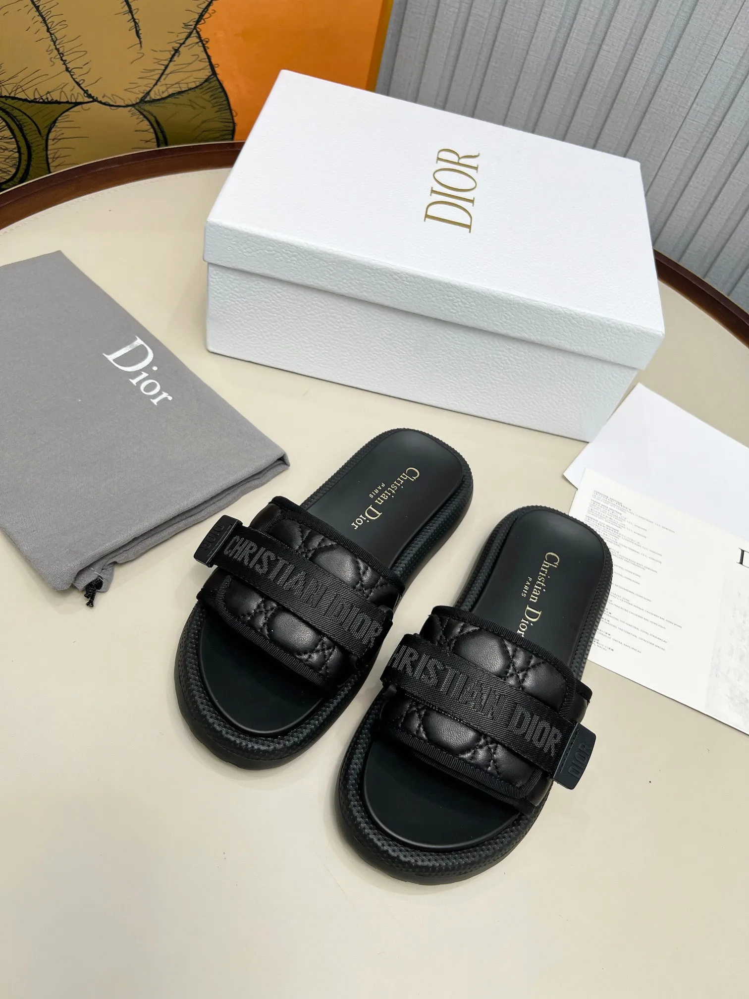 👟👟Ex-factory price 420👟👟 Dior Dior high version slippers, 👏👏2025 new classic model 🔥purchasing level qualityhot-selling thick-soled slippers in foreign counters💋———————————— Upper➕Inner: Original customized special electric embroidery material, Sole: Original mold 1.1 (lightweight) Bottom thickness: heel 5cm, forefoot 3cm, size 35-40 (with full set of packaging, cloth bag handbag, card instructions). You are welcome to place an order in advance, first come first served. Win-win cooperation.